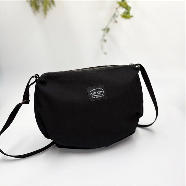 斜めがけショルダーバッグ 帆布 ハンドメイド ブラック 黒 ぷっくりポシェット アミポシェ 無地 シンプル
