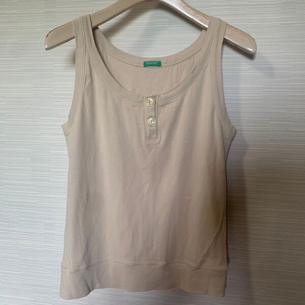 UNITED COLORS OF BENETTON. タンクトップ ベージュ S