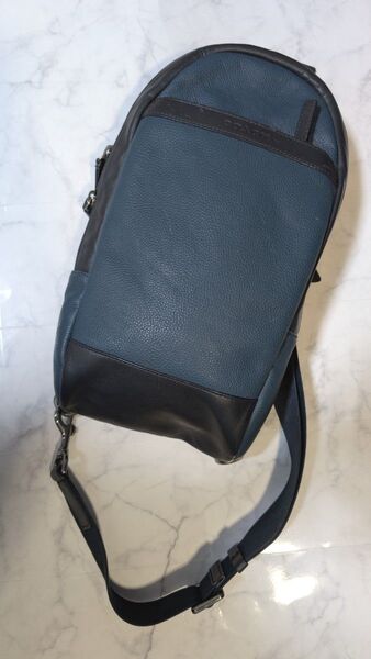 COACH メンズ 大型ボディバッグ ネイビーレザー