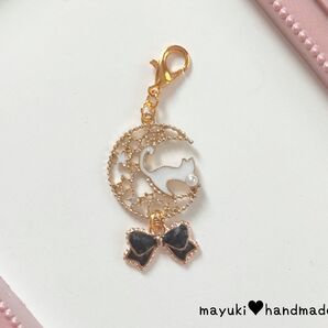 ◆ハンドメイド◆三日月パール×白猫ちゃん×黒×リボン マスクチャーム♪