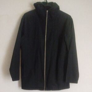 黒のジップアップジャケット