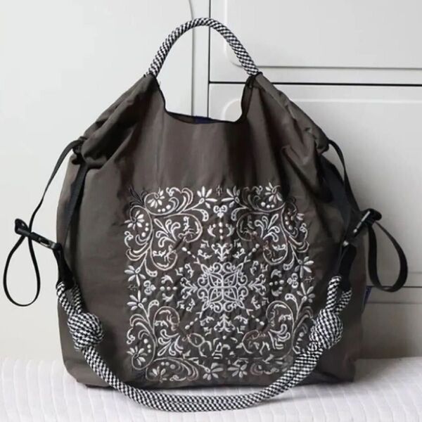 ショルダーベルト付 ボールアンドチェーン トートバッグ エコバッグ グレー 刺繍 2WAY 肩掛け 斜めがけ a4収納 バンダナ柄
