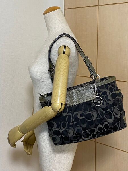 COACH ショルダーバッグ ハンドバッグ キャンバスレザー シグネチャー 総柄 ブラック/グレ シルバー金具 レディース