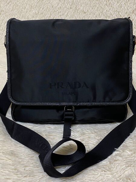 PRADA メッセンジャーバッグ ショルダーバッグ 三角ロゴ プレート ナイロン ブラック 肩掛け 斜め掛け A4可能