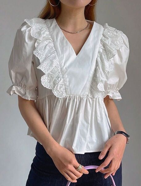 SHEIN DAZY フリル付きホワイトVネックブラウス