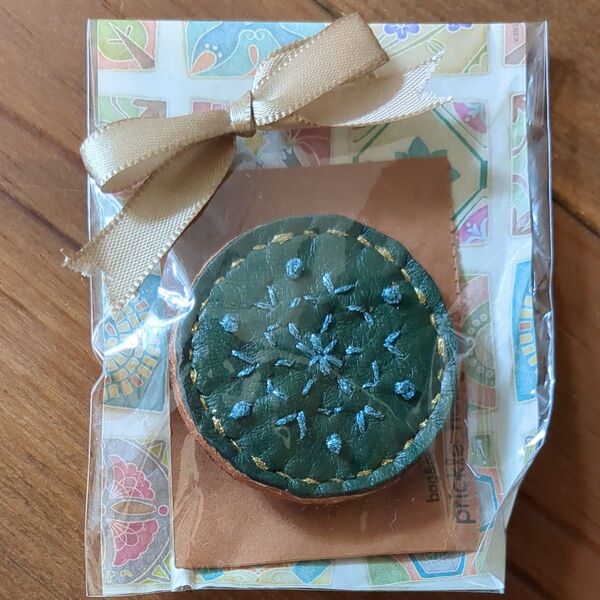 ハンドメイド 刺繍 ブローチ 雪 本革 レザー