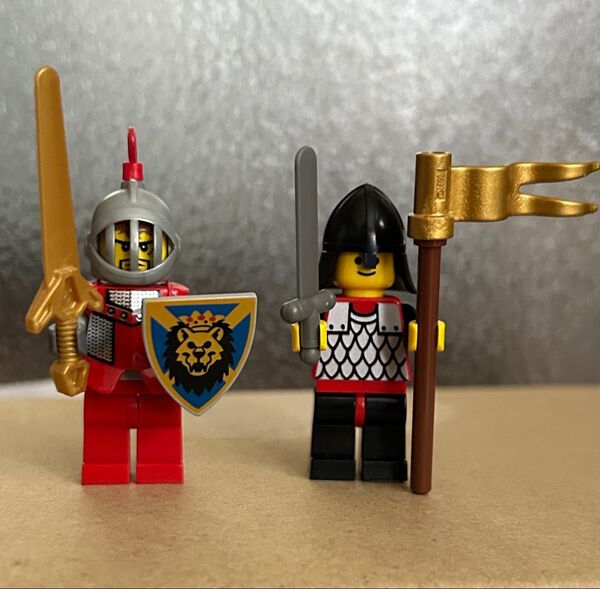 レゴ ミニフィグ 騎士 ライオン盾 / 兵士(板金製胴着) お城シリーズ キャッスル LEGO ミニフィギュア