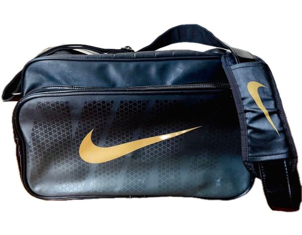 NIKE エナメルスポーツバッグ ブラック ロゴゴールド