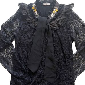 axes femme ビジュー付きレースブラウス