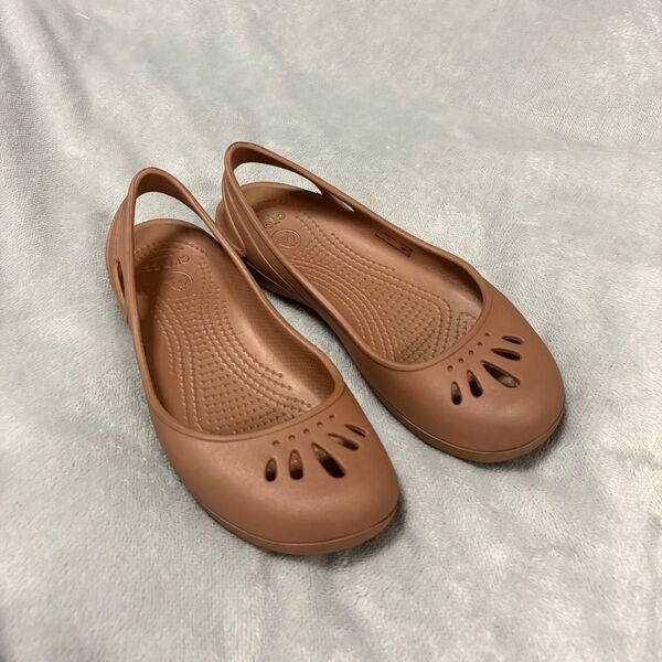 明日投稿ラスト 美品 crocs クロックス マリンディ W6 ダークベージュ