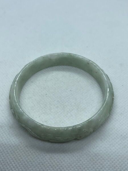 高品質 ヒスイバングル 翡翠腕輪、彫刻あり、天然石ヒスイ 内径約56.5mm