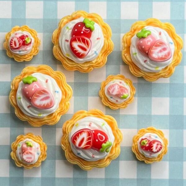 NO.239 デコパーツ ミニチュア いちごタルト1個 大60円 小36円