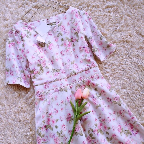 《tocco closet》ウエストライン入りVネックフラワープリントワンピース