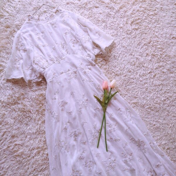 《tocco closet》フラワー刺繍ドットフレアスリーブシャーリングネックワンピース