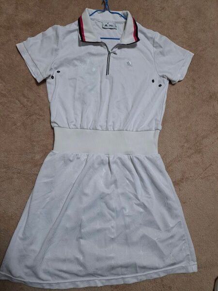激かわ。adidas。ゴルフ。ワンピース。白。半袖。レディース。 半袖ワンピース。 GOLF。 ゴルフウェア