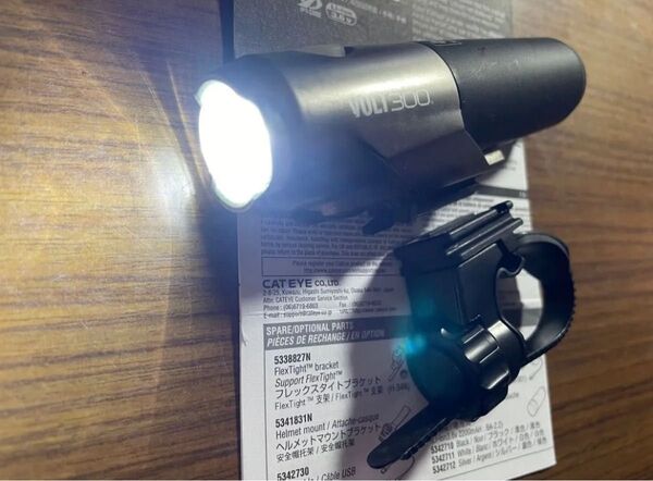 美品 CATEYE 300ルーメン 充電式LEDヘッドライト VOLT300 HL-EL460RC