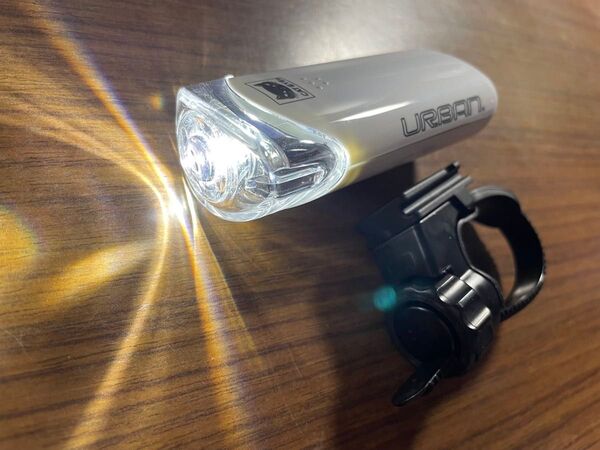 美品 Cateye 800カンデラ 乾電池式自転車用ヘッドライト HL-EL145 Urban