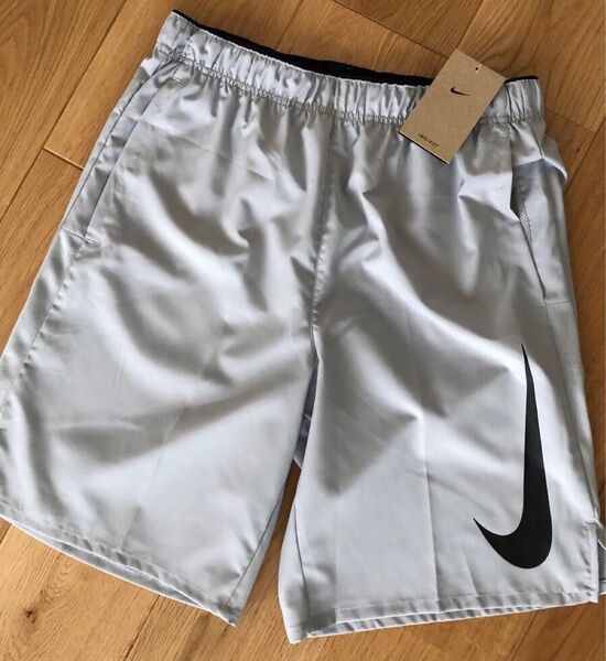 NIKE ナイキ ハーフパンツ ショートパンツ パンツ グレー Mサイズ メンズパンツ 新品タグ付き ランニングパンツ