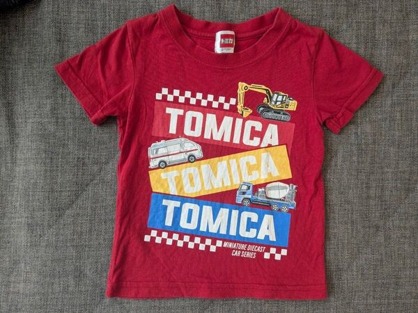 トミカ Tシャツ 95cm 働く車 半袖Tシャツ 赤 救急車 ショベルカー 清掃車 はたらく車
