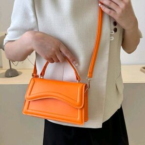 ネオンオレンジ フラップ スクエアバッグ