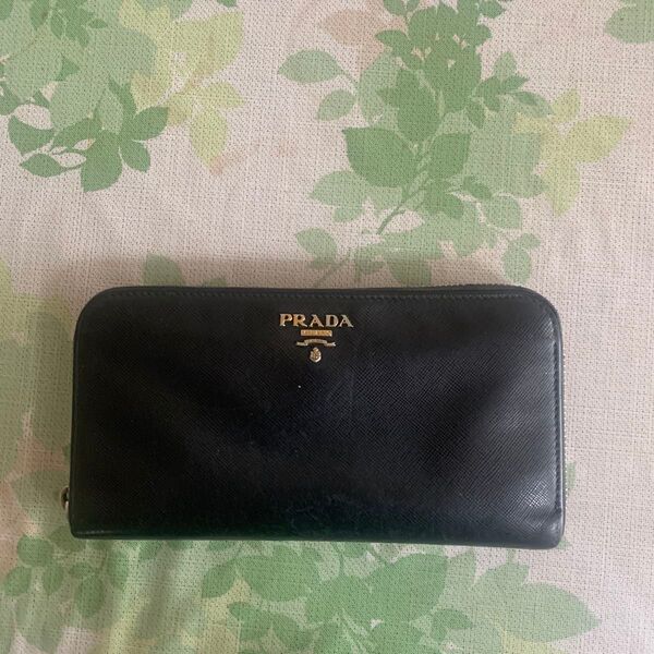 PRADAの長財布