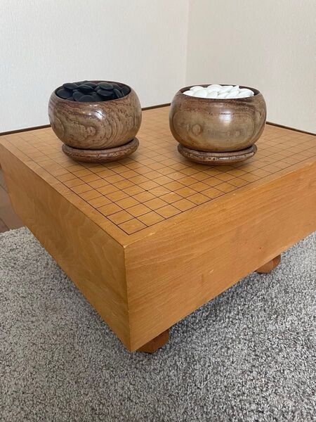 格安、お買得 碁盤脚付 碁石碁笥 1セット 初心者向け 碁盤は合板 碁石はおそらくガラス製 見た目は全て重厚感あり
