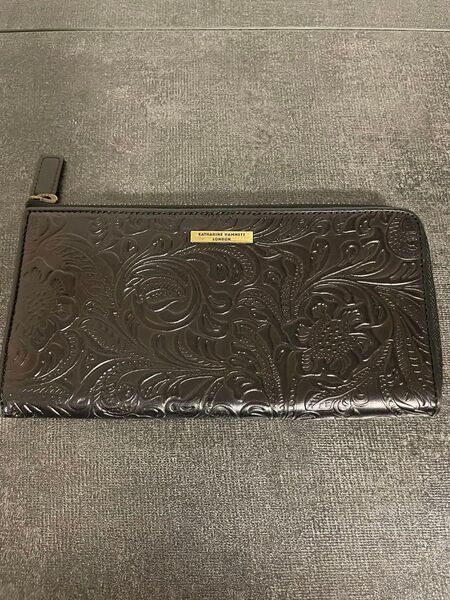 キャサリンハムネット新品 花柄型押し レザー L字ファスナー式長財布 ラウンドファスナー 黒