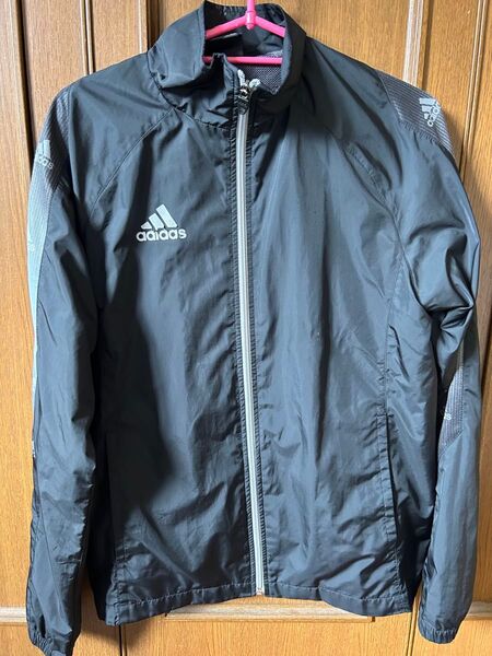 adidasウインドブレーカー