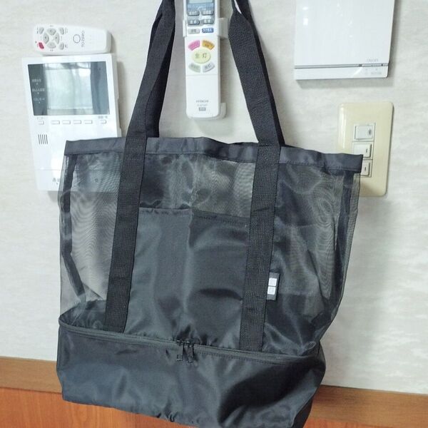 ユニクロ ノベルティメッシュトートバッグ黒トートバッグ未使用下の部分に保冷収納あり旅行トラベル買い物にも便利な保冷収納あり