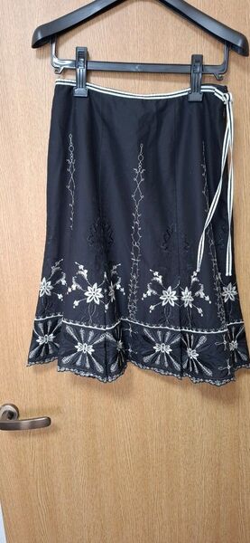 刺繍スカート 黒 フレア リボン付き