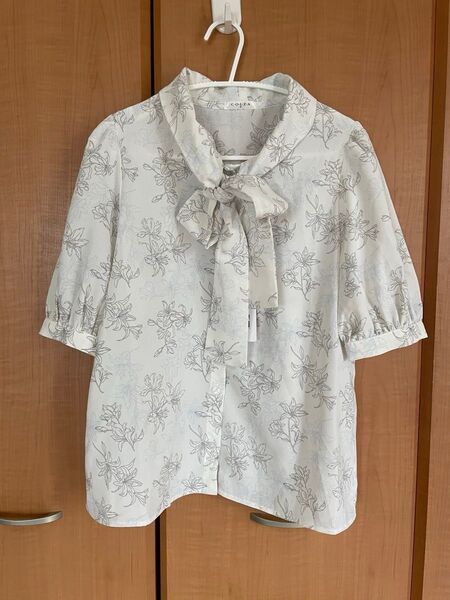 新品 コルザ COLZA 五分袖ボウタイブラウス 花柄ブラウス リボン付き M 花柄リボン付き半袖ブラウス ハニーズ