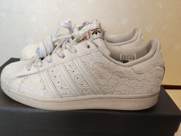 adidasディズニーコラボBambiスーパースター 白 花柄エンボススニーカー アディダス