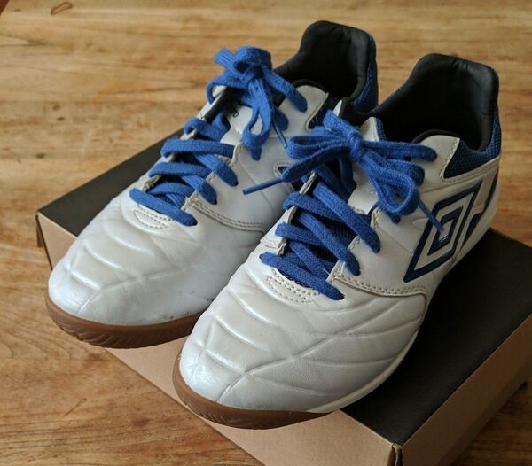 UMBRO フットサルシューズ 24.5㌢