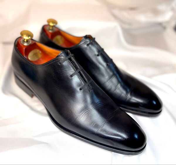 極美品 SANTONI ホールカット UK7.5 黒 本革 磨き レザーシューズ プレーントゥ ビジネスシューズ