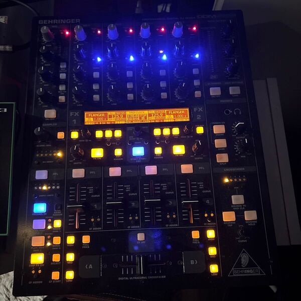 BEHRINGER DDM4000 ベリンガー デジタルDJミキサー 状態良好 動作確認済み 純正ACアダプター付属 美品