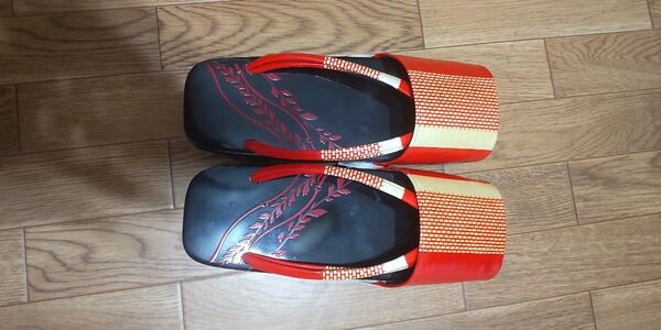 推し活☆ 着物女子☆☆桐下駄 赤鼻緒 和装 浴衣 雨よけ レトロ 中古品 使用感あり 綺麗な模様 黒×赤 可愛い