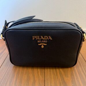 PRADA メタルロゴ ショルダーバッグ 人気商品
