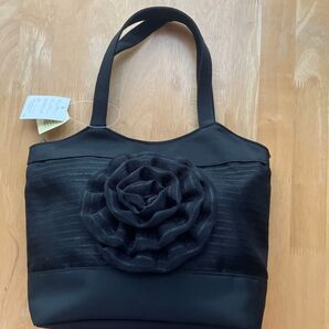 新品 黒 ハンドバッグ バラ装飾 タグ付き