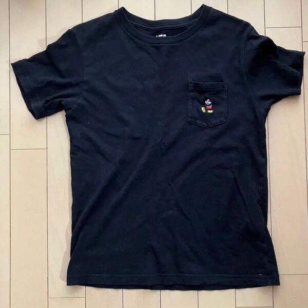 ユニクロ150cm ミッキー刺繍ポケット付き黒Tシャツ