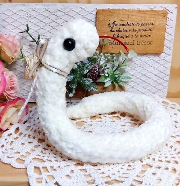 舌出し白蛇さま(白リボン、ワイヤー入り、カメリア水引) ふわもこ編みぐるみ ぬいぐるみ ハンドメイド