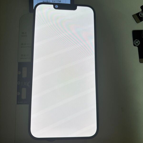 iPhone 14の端末から外した純正パネル、ご修理