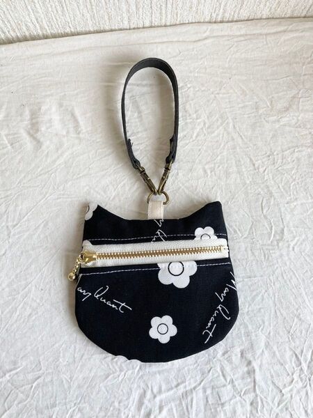 ハンドメイド ネコちゃん型ぺたんこポーチ☆黒地に花柄☆ ICカード入れ・キーケース