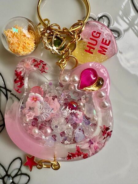 38 ねこ シェイカーキーホルダー ピンク ハンドメイド イニシャルチャーム在庫限り星チャームと交換可能