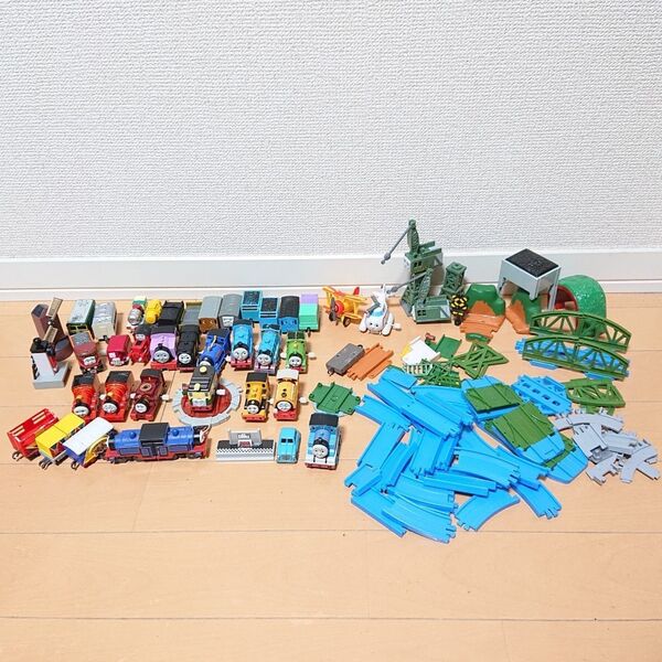 カプセルプラレール きかんしゃトーマス まとめ売り 汽車 飛行機レール ゼンマイ ガチャガチャ タカラトミー