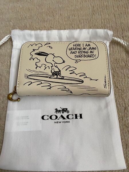 【COACH×PEANUTS 2025】スモール ジップ アラウンドカード ケース・ニュースペーパー プリント
