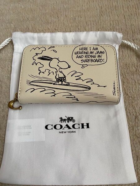 【COACH×PEANUTS 2025】スモール ジップ アラウンドカード ケース・ニュースペーパー プリント