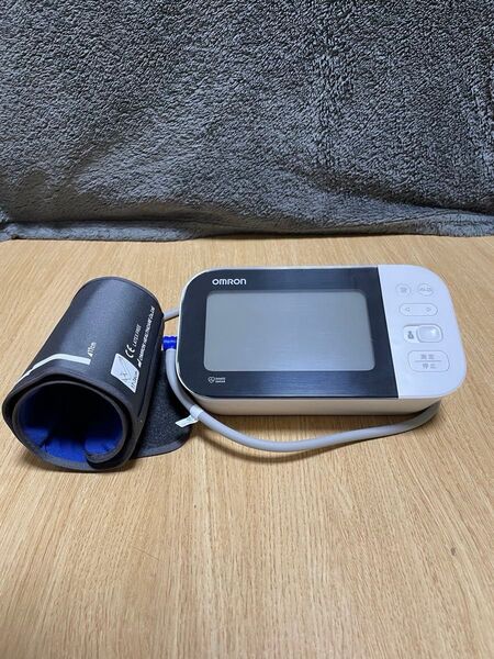オムロン上腕式血圧計 プレミアム19シリーズHCR-7712T2 自動電子血圧計 血圧計 OMRON