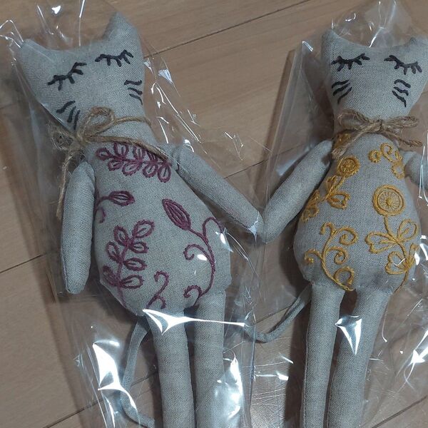 【ハンドメイド】刺繍の素敵なふたご猫のぬいぐるみ2体セット