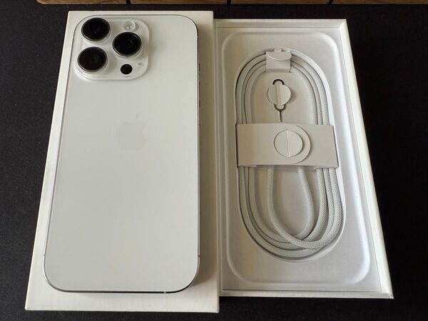 超美品 iphone 16 pro 256GB ホワイトチタニウム