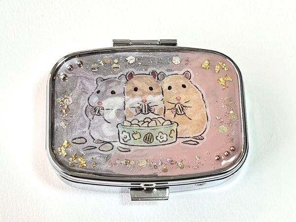 ハムスター 小物入れ ピルケース レジン ハンドメイド 3匹のハムスター むしゃむしゃ